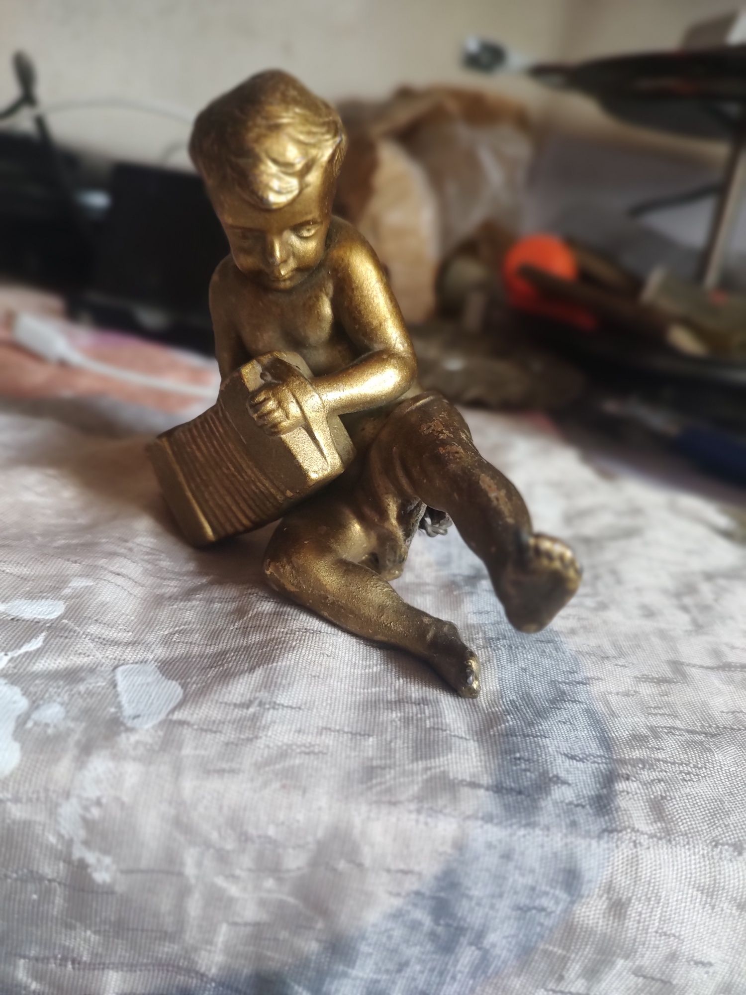 Statueta mica de bronz