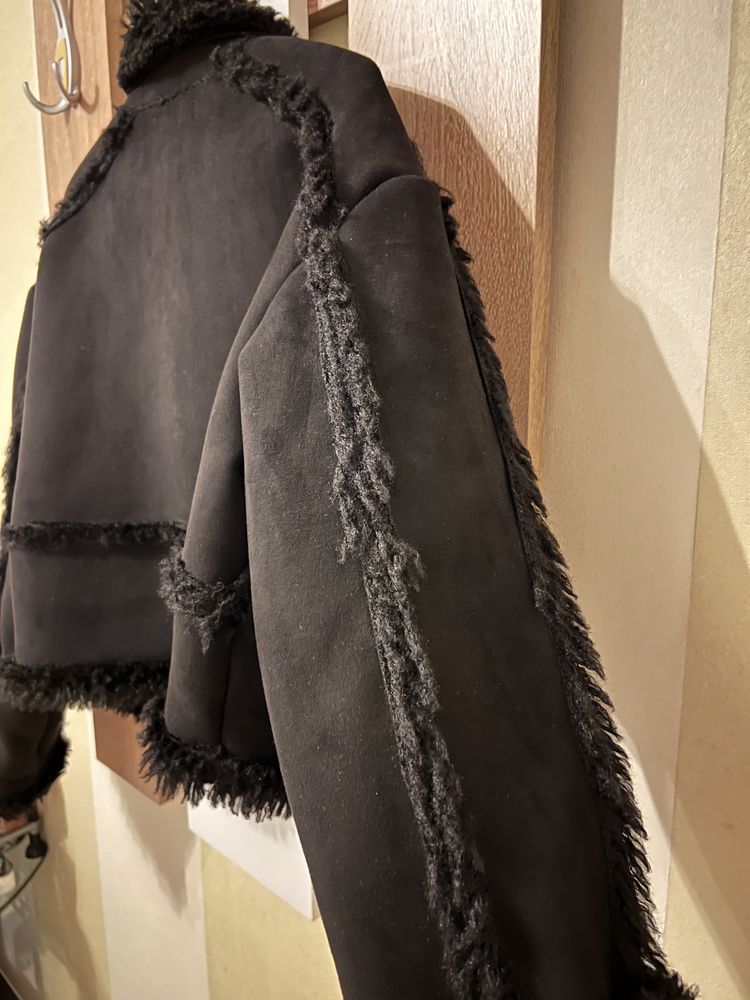 Късо черно разкроено велурено палто  MISGUIDED, размер С/М