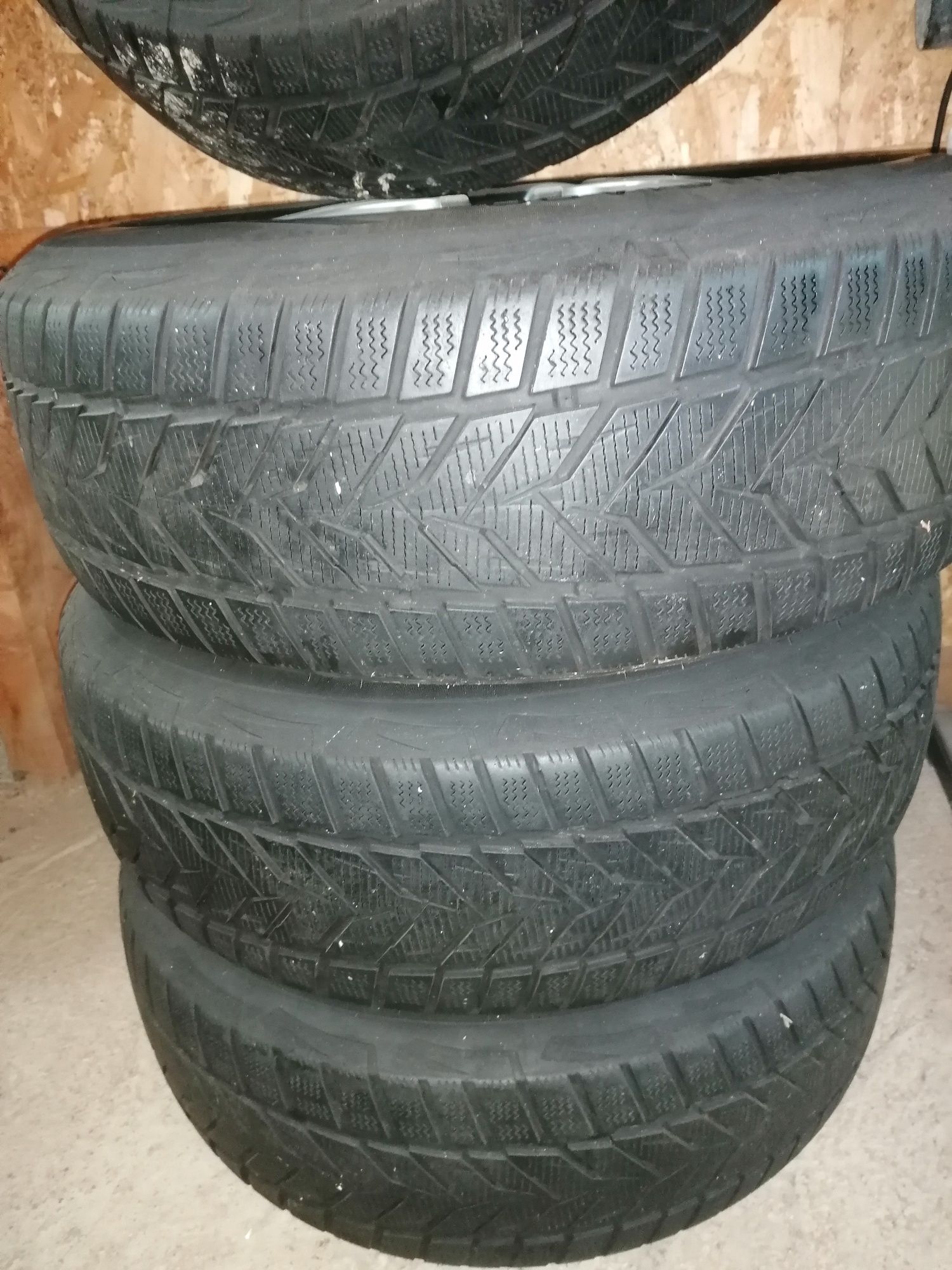 Disponibil 4 cauciucuri de iarna si jante.
