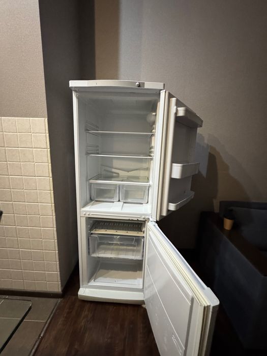 Холодильник б/y Indesit