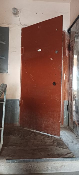 Temir eshik sotiladi