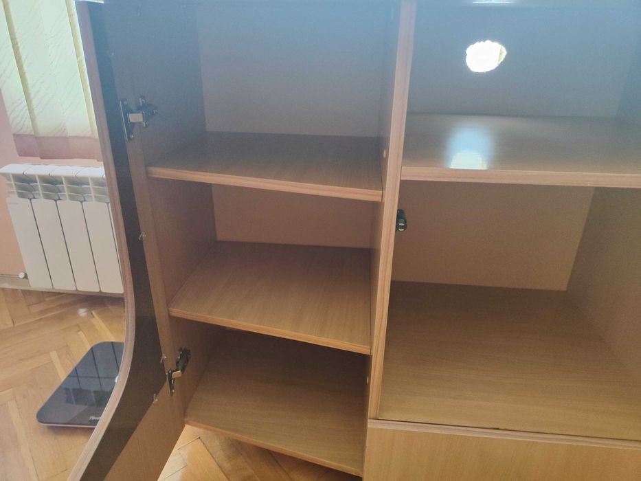 Продавам шкаф със стъклени витрини подходящ за хол, TV и др.