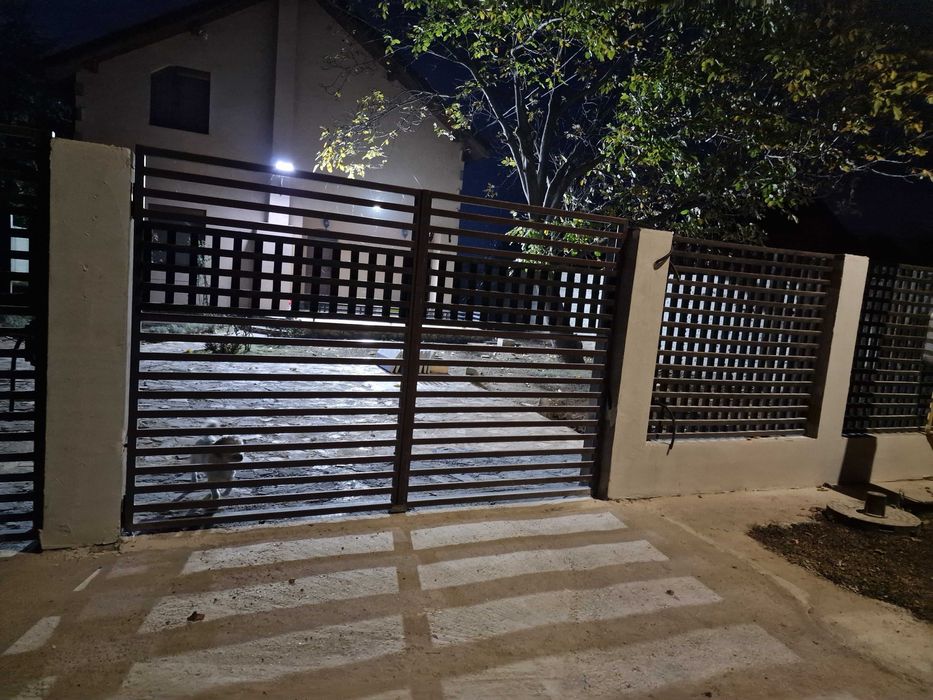 Gard cu porti din rectangulara si panouri din lemn