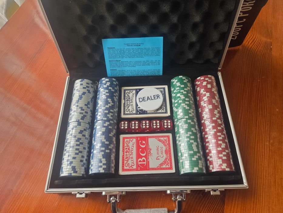 Нов комплект за покер от 200 части с метално куфарче.