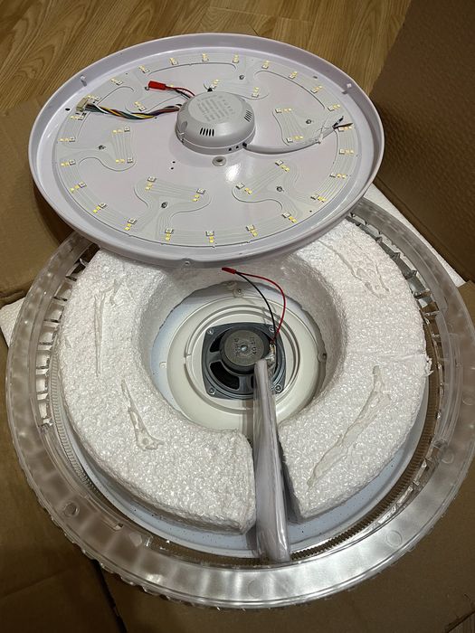 Lampă Led cu boxă incorporată