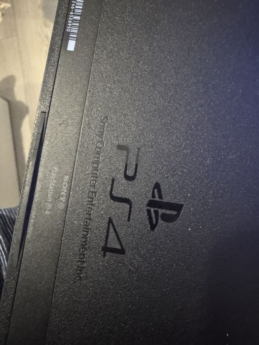 Playstation 4  cu o maneta si 2 jocuri