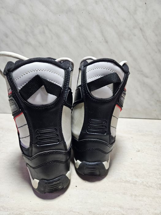 Boots 133 buti placa snowboard 5150   mărimea 35,5  ( 22  cm) .