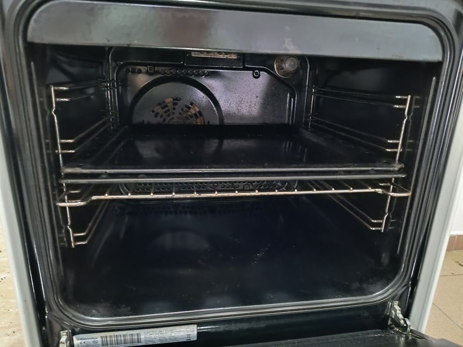 Aragaz cu cuptor electric Electrolux