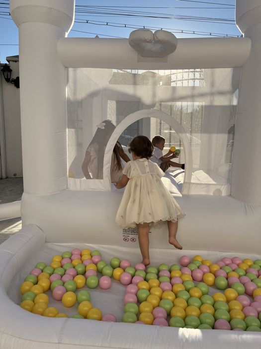Castel gonflabil pentru printi si printese