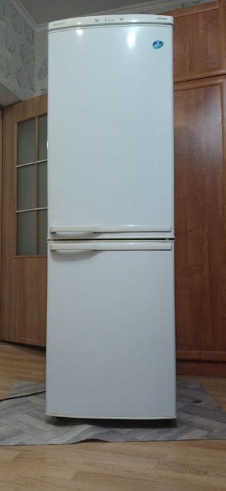 С доставкой холодильник продаю в отличном рабочем состояни Высота-1м75