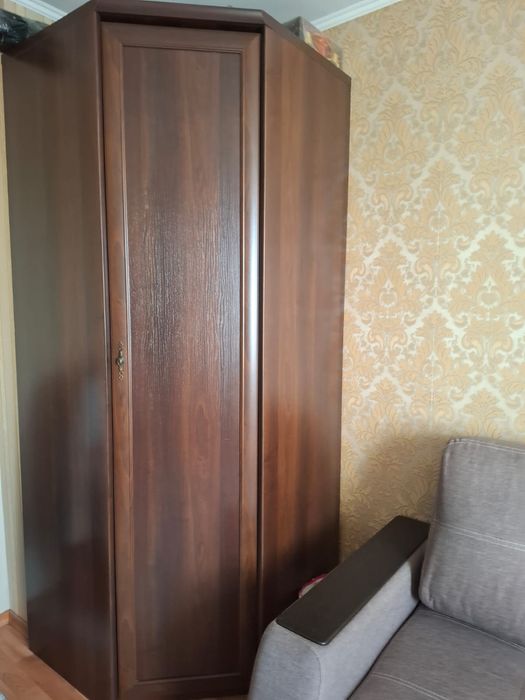 Продам белорусскую мебель Шифоньер, угловой диван,  люстра, бра