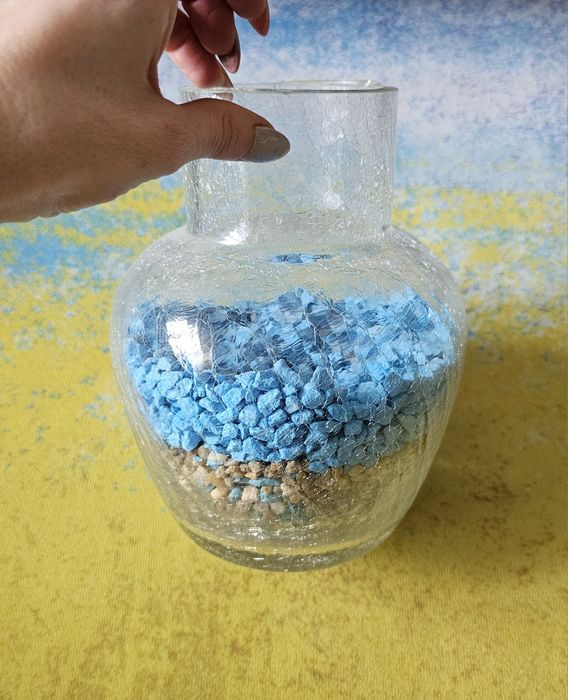 Vaza cu aranjament din pietre colorate