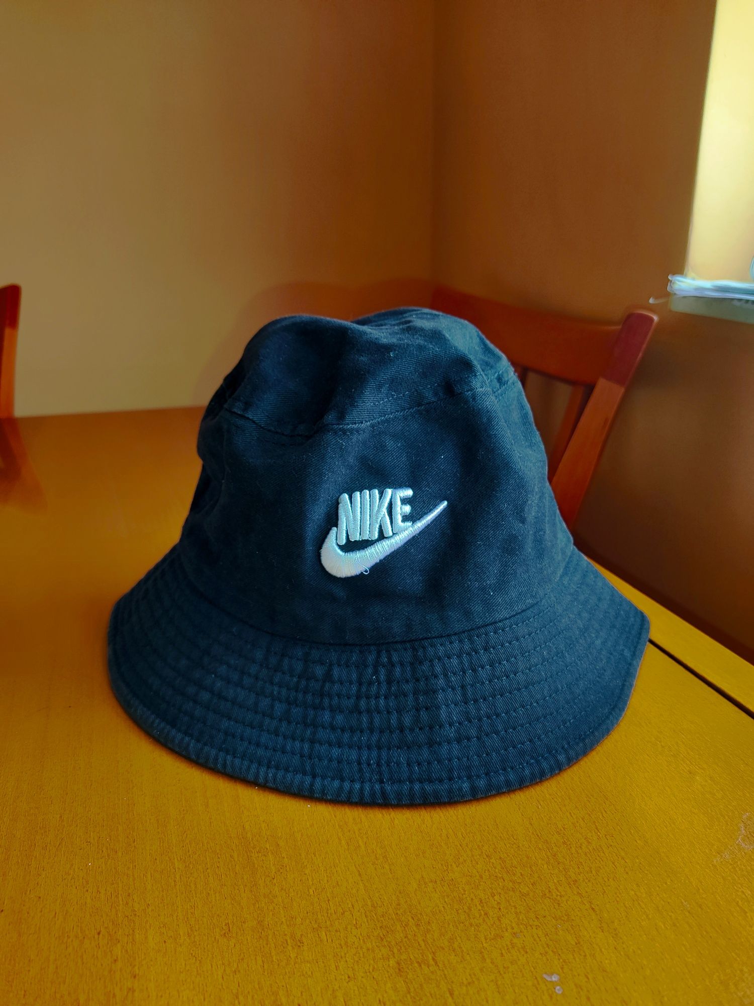 Две шапки Nike унисекс