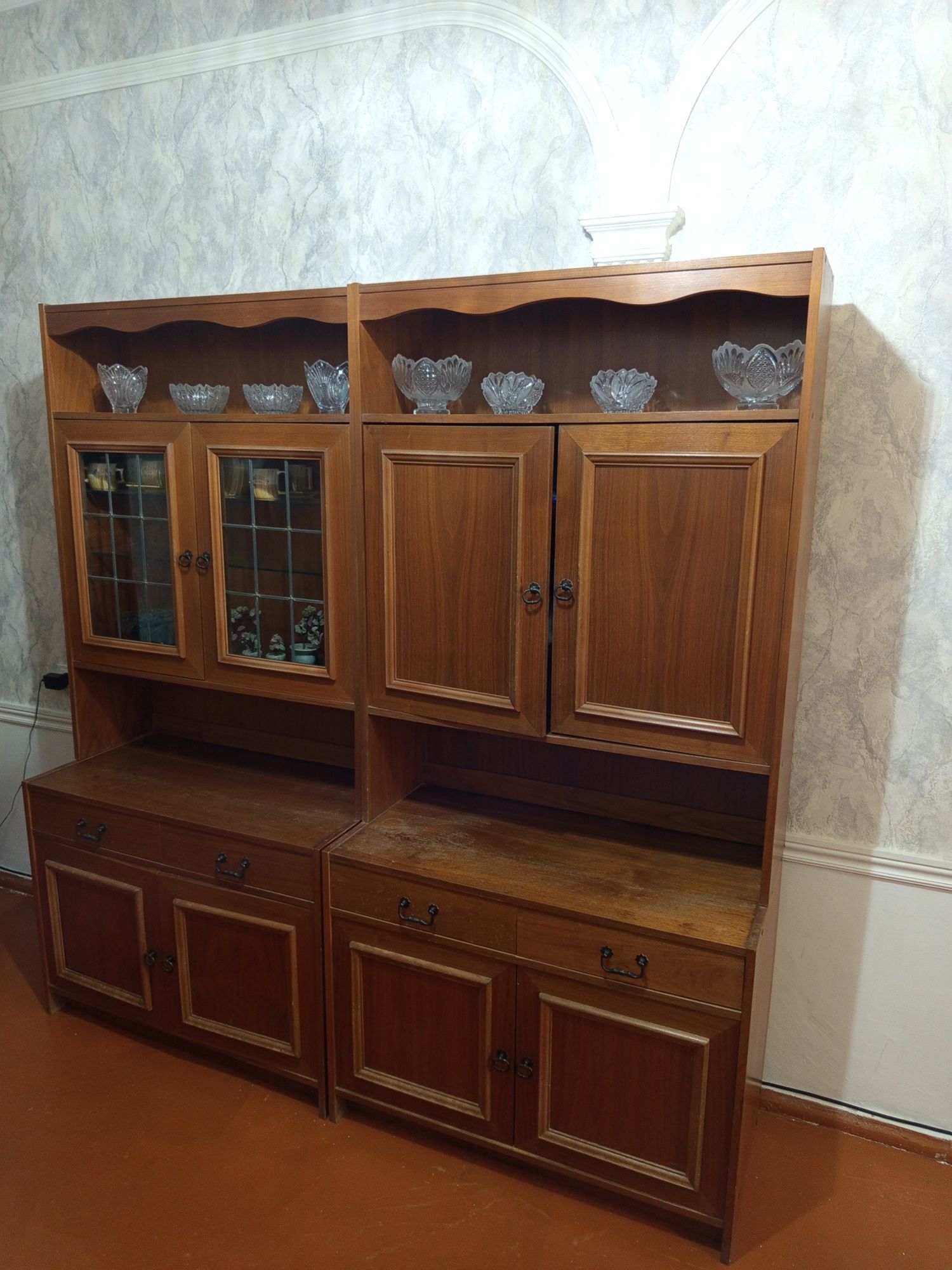 Немецкий стенки срочно продам 1 миллион сум