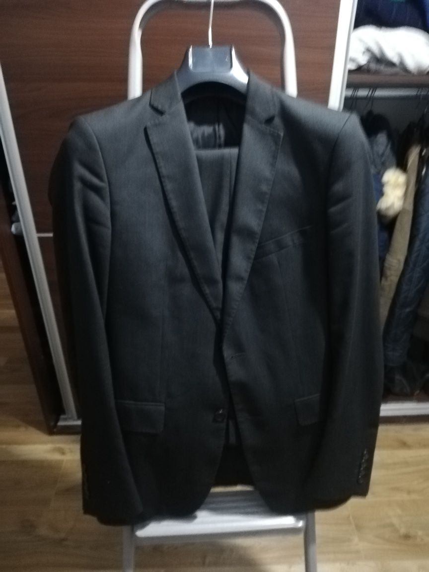 Vând costum barbati Zara Man