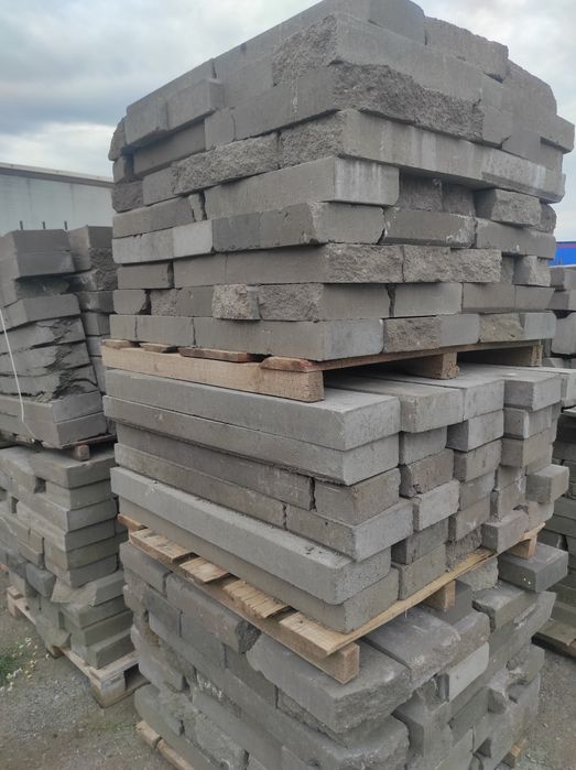 Бой и не кондидиция бордюров и поребриков серого цвета