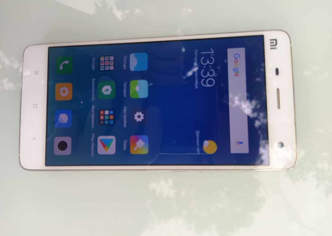 Белый смартфон Xiaomi Mi4