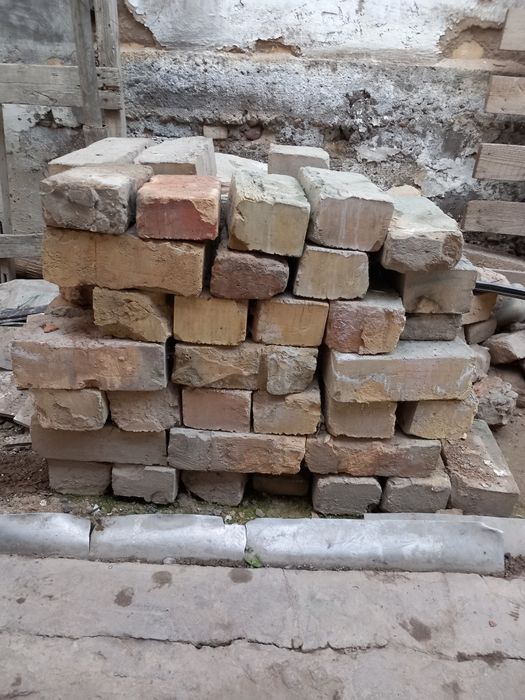 Pishgan gisht sotiladi.