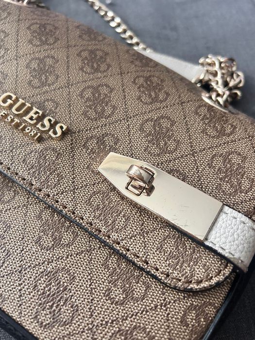 Чанта guess в кафяво