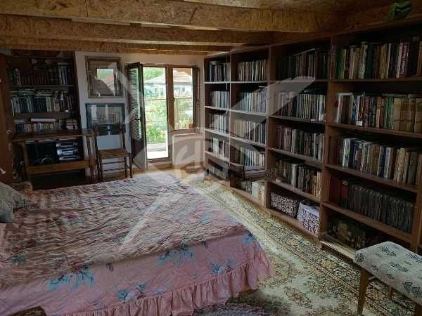 Триетажна къща в с.Извор