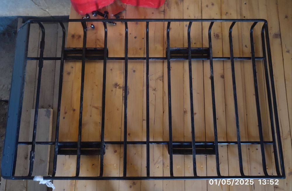 moshina tomidagi yuk qo'yish joyi