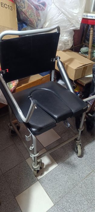 Инвалиден тоалетен стол