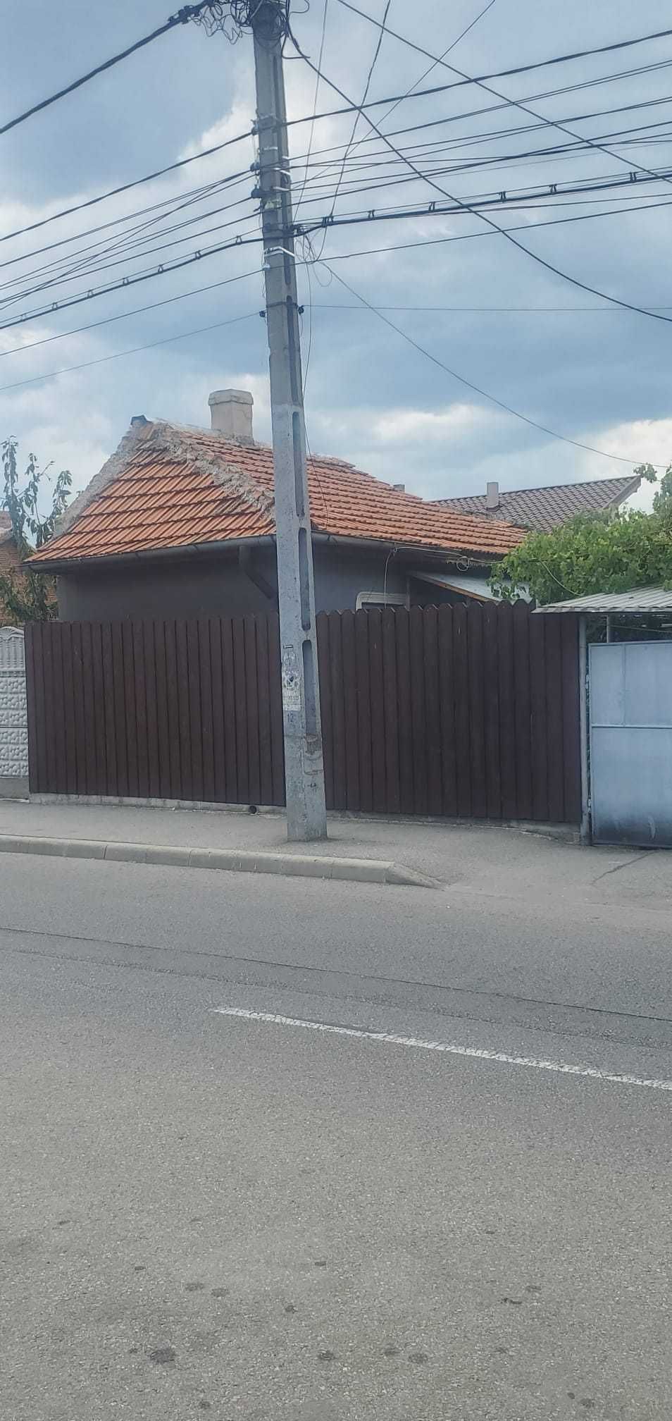 Casă amplasată pe un teren de 280mp cu potential comercial pe str Orly