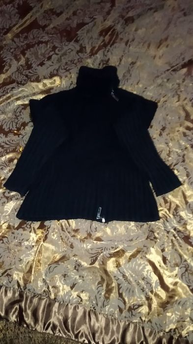 Свитер черного цвета