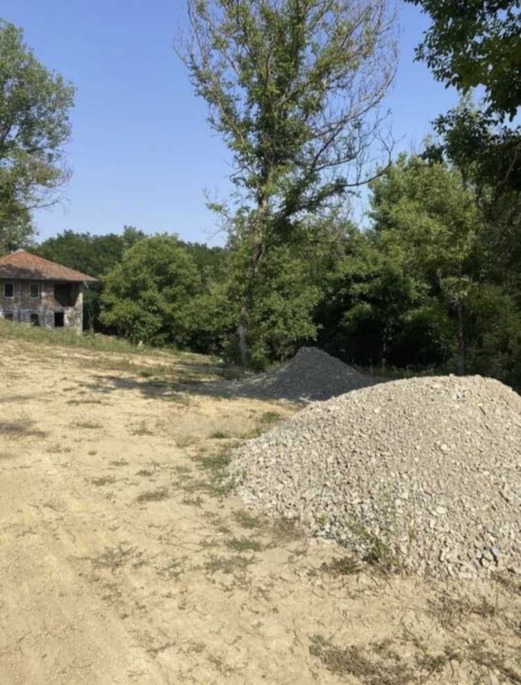 Парцел в регулация до гр. Елена - 900 кв.м, равен терен