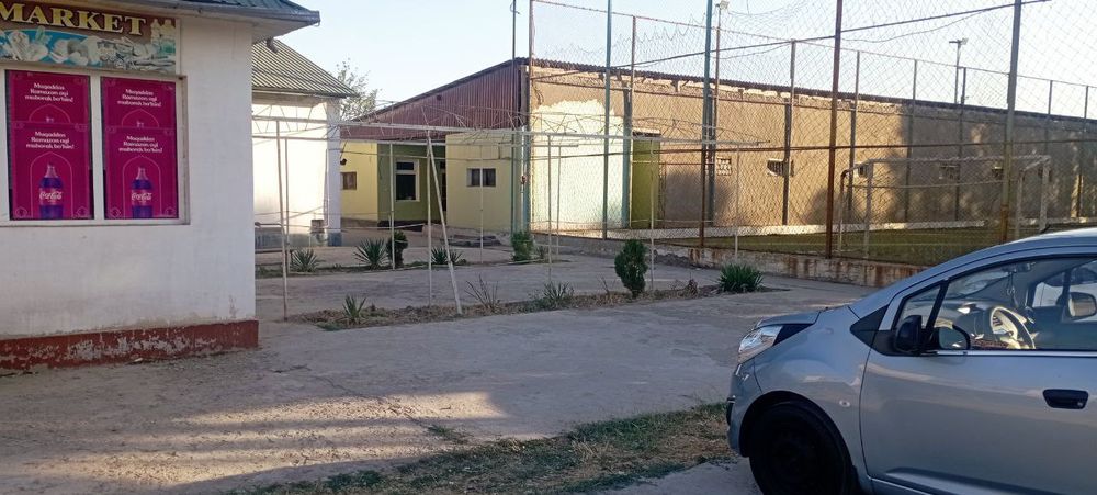 Нотурар бино склад ва ишлаб чикариш учун ва футбол майдони