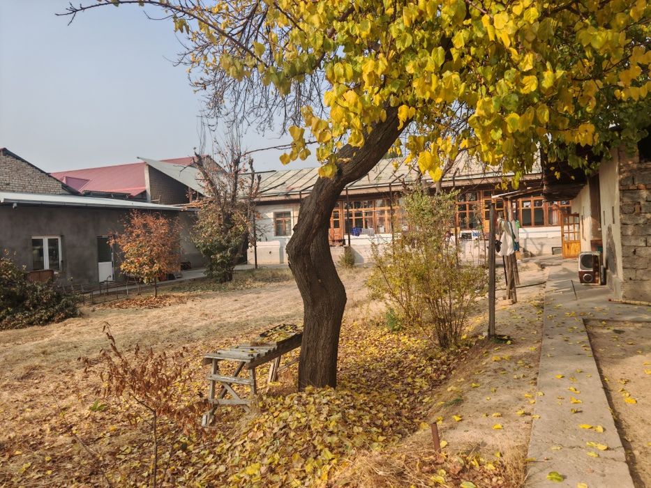 Qibrayda srochno yer narxida uy sotiladi