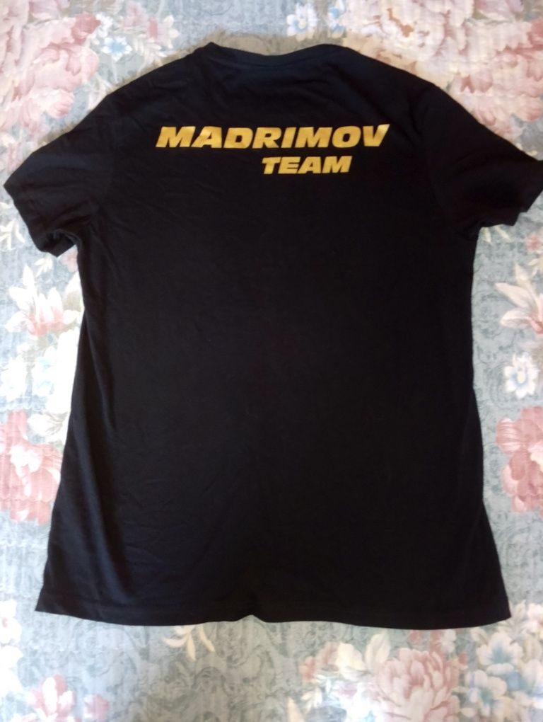 Israil Madrimov orginal futbolka ozidan sovga olingan