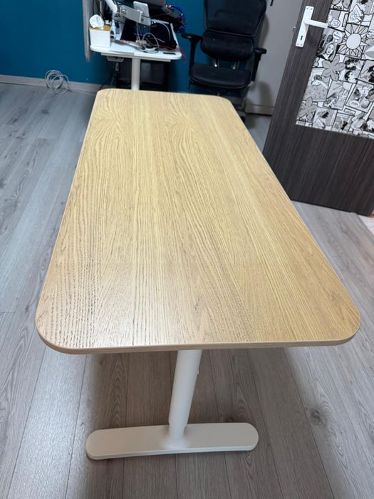 Birou IKEA BEKANT 140x60 – stare excelentă, reglabil pe înălțime