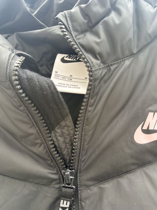 Продавам яке на Nike