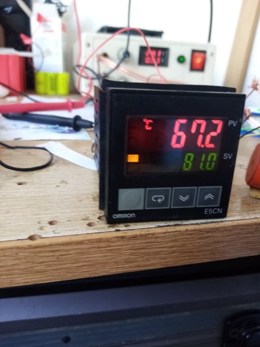 Vând Controller digital de temperatură de tip E5CN-Q2MP-500 Omron