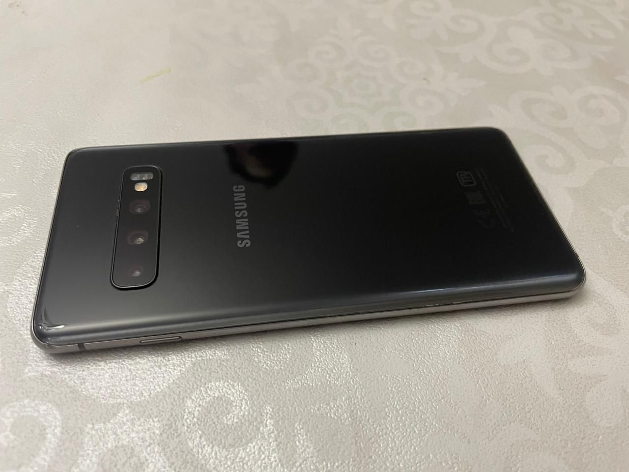 Продам Samsung S10 в отличном состояние