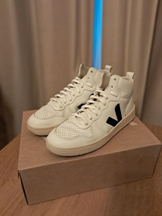 Vând adidași VEJA albi