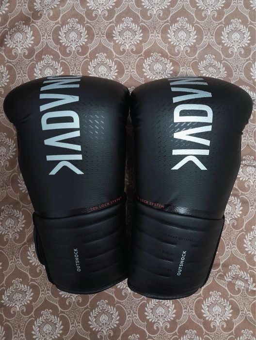 Manusi de kickbox noi, nepurtate