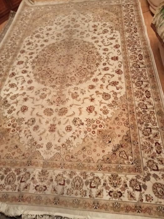 Ковер, размер 2*3, лёгкий, хорошо подходит для гостиной комнаты.