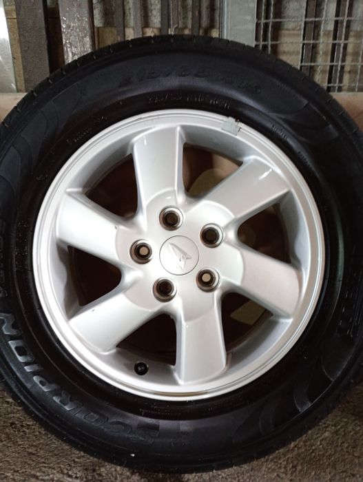 Дайхацу джанти със летни гуми 215/65/16 6J ET50 5x114,3 цо66 Дот 5013