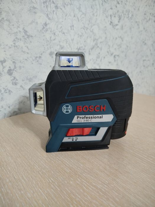 Лазерный нивелир Bosch.