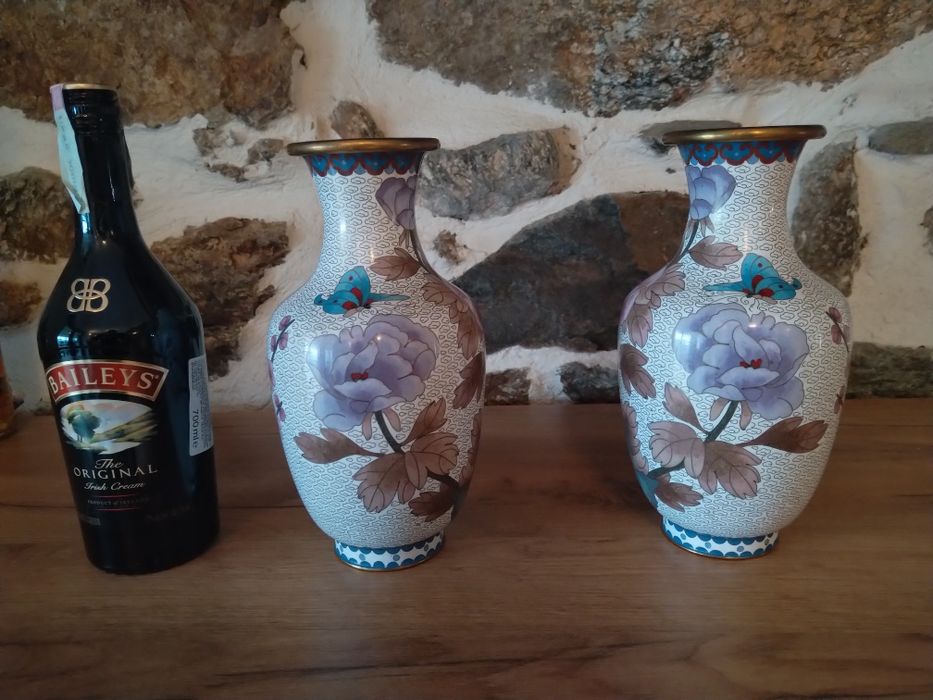 Продавам чифт антикварни вази бронз месинг клетъчен емаил