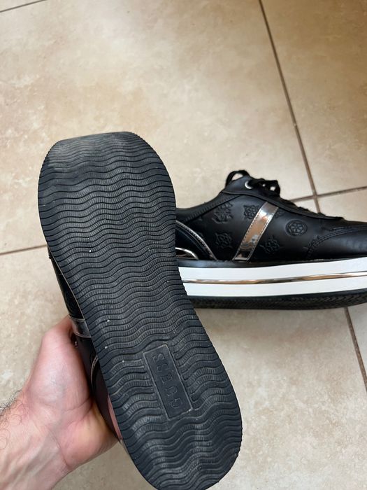 Vând adidași Guess pentru femei