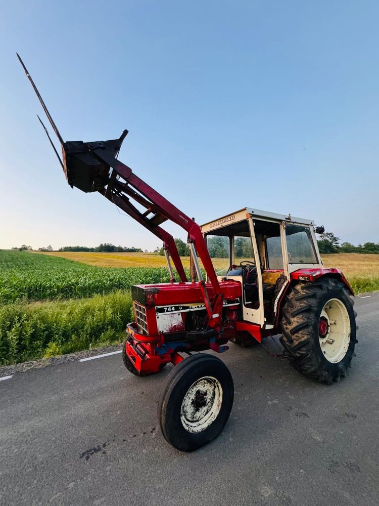 Tractor IH International Case 744 de 74cp în 4 cilindri Recent Adus