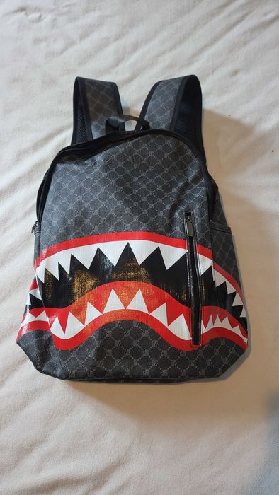 Продавам комплект раница и суичер с качулка Sprayground