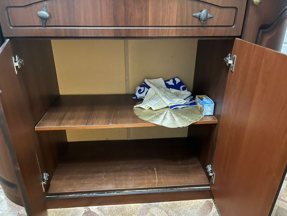 Комод 35000и стули 8000 сатамын