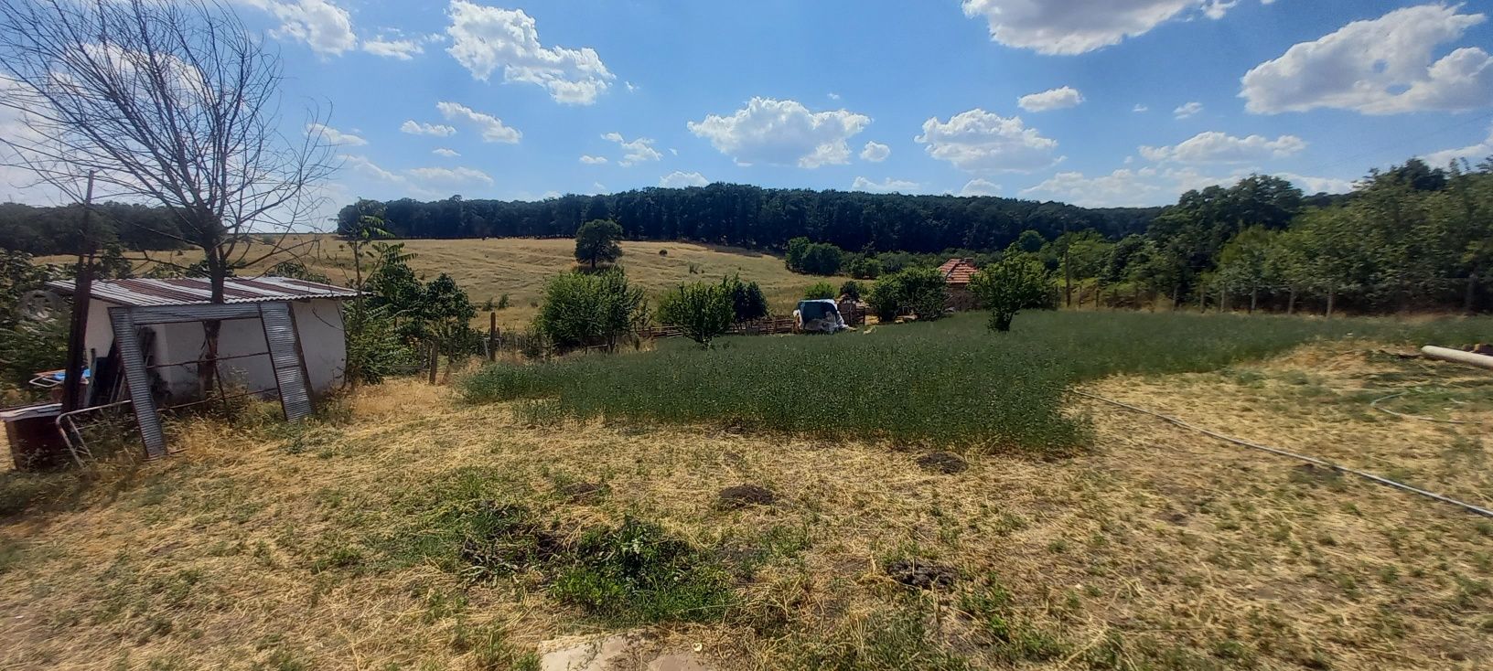 Продавам къщата заедно с двора