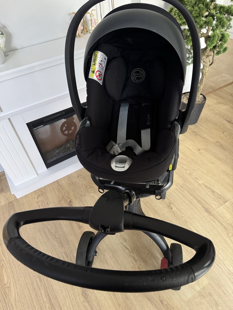 Stokke Xplory rich black и кош за новородено на Cybex cloud Z