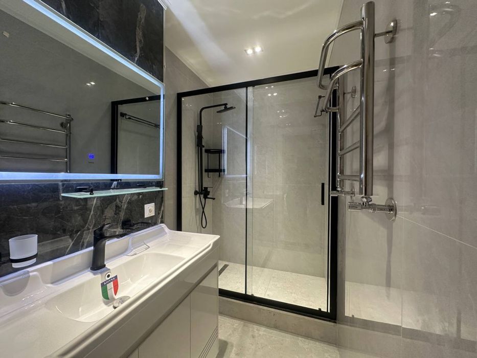 Продается 3//5//9 Ойбек мебелью техникой ЕВРО 75квадрат