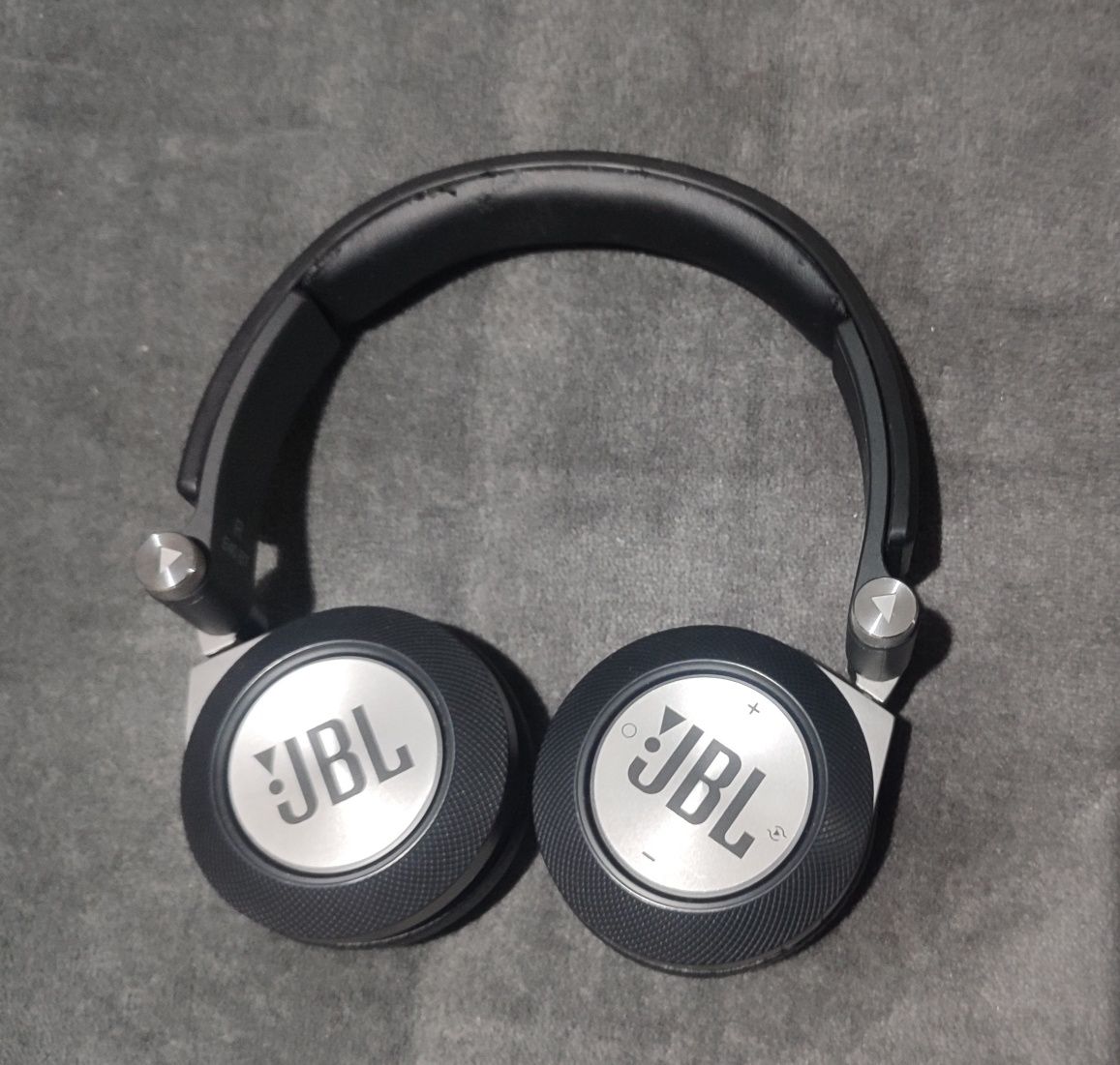 Bluetooth слушалки JBL E40BT